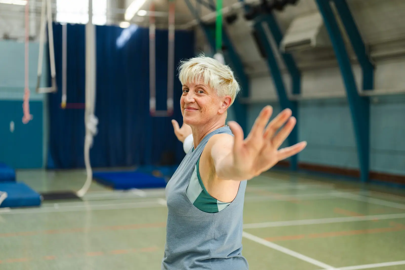 Femme senior salle de sport — remise en forme coach sportif 78