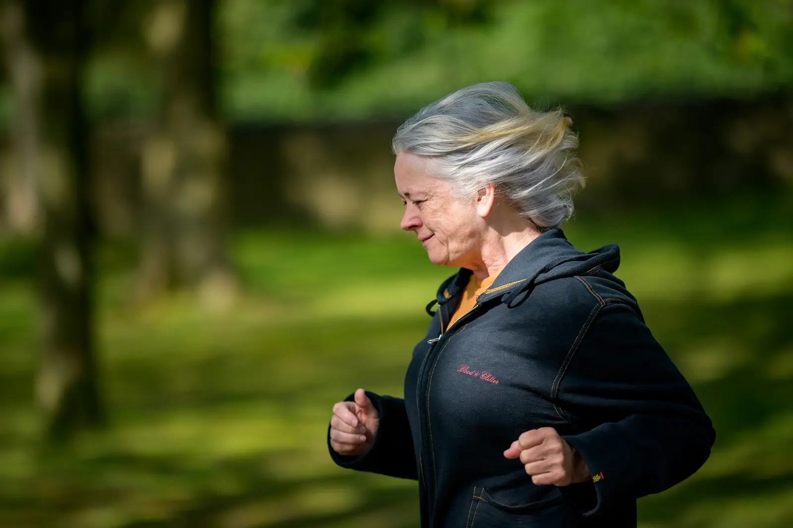 Femme active jogging parc — coaching sportif Versailles 78