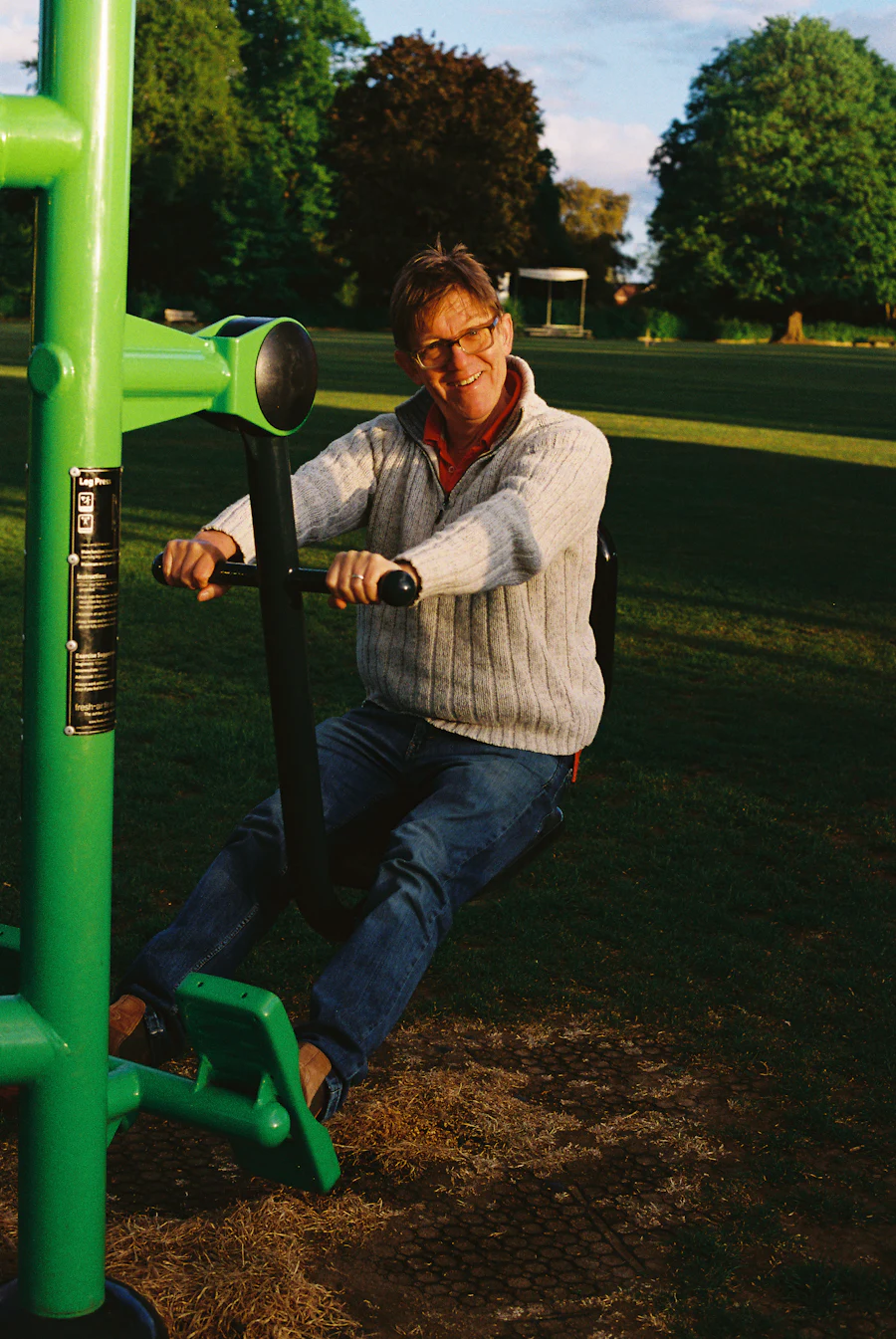 Homme senior exercice en plein air — séance découverte coaching sport-santé Versailles